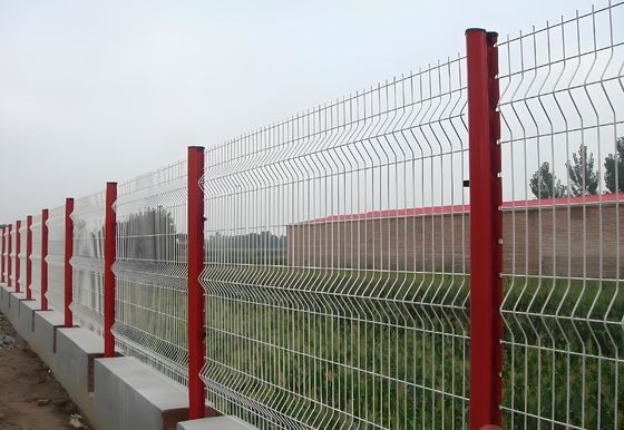 Customized 3D Curved Welded Wire Mesh Fence Home / Outdoor V Mesh Security Fencing