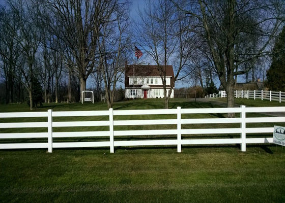 3 Rail Wire Mesh Fencing Eco-Friendly White Vinyl Horse Fence Panel