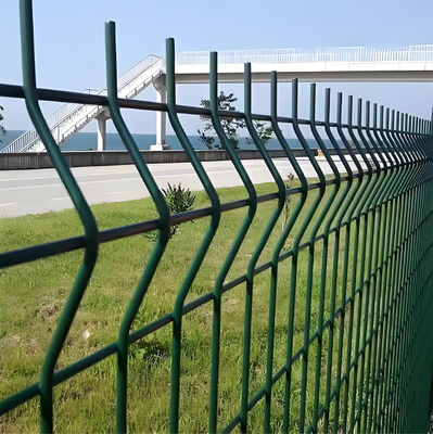 Panel de valla de malla en V de seguridad galvanizado con recubrimiento de PVC y curvatura 3D, altura 1.5M, orificio de 50x200mm, sistema industrial