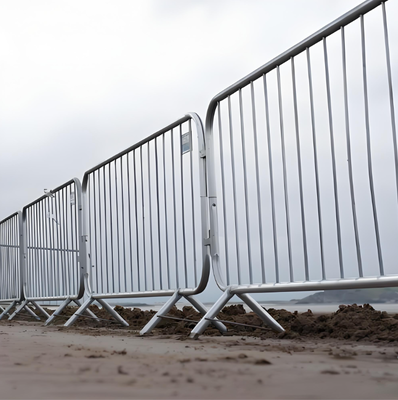 Longitud de acero galvanizada barrera resistente de la altura los 2m de la cerca el 1.1m de la barricada de seguridad del control de multitudes
